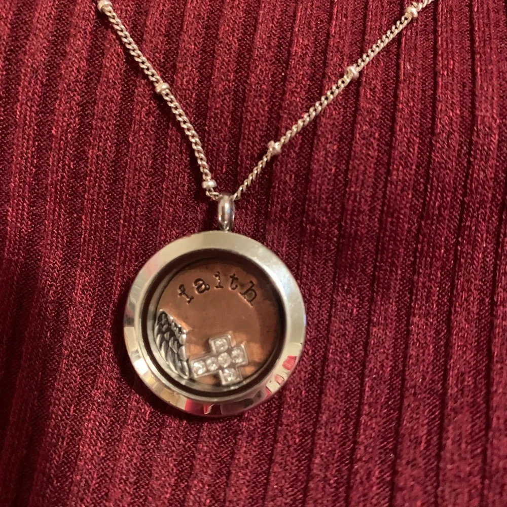 Origami Owl 🦉 Locket with Faith inspired Pendant w/ faith plate charms and chain - Picture 5 of 12